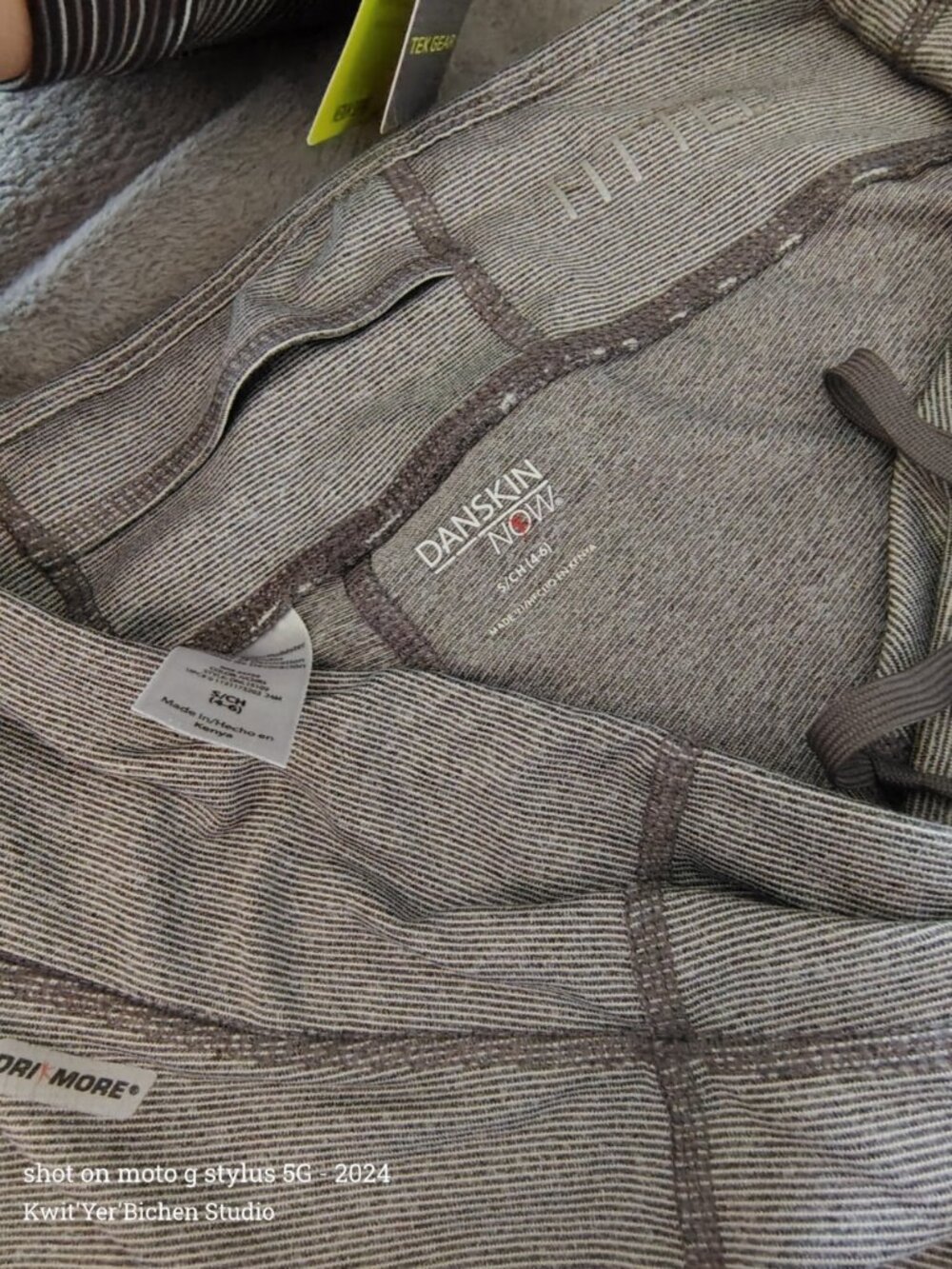Danskin Leggings SM & Tech Gear top XSM - Picture 5 of 7